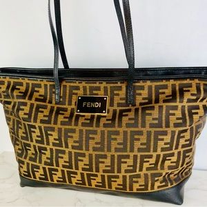 FENDI Logo Handbag, Like NEW w/ dust jacket, Fendi logo Hologram verified